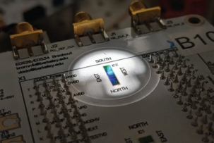 Der erste elektronisch-photonenbasierte Quantenchip auf einem Kristall