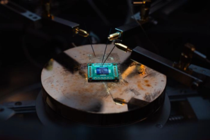 Chips mit Vertikaler Architektur und der Erste Sechs-Schicht-Mikrochip